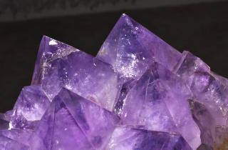 Дизайнер советует выбирать кристаллы интуитивно, а не по спискам значений