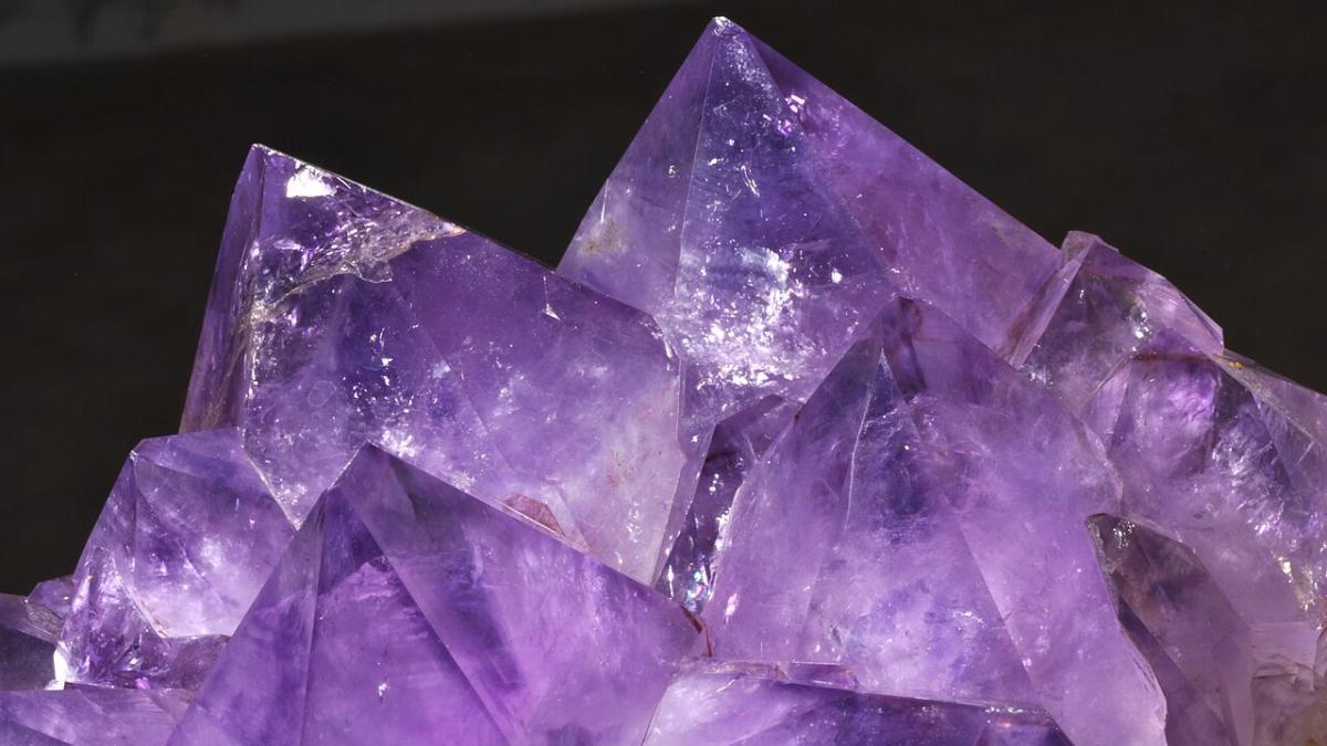 Ученые выяснили, как образовался гигантский аметист редкого цвета