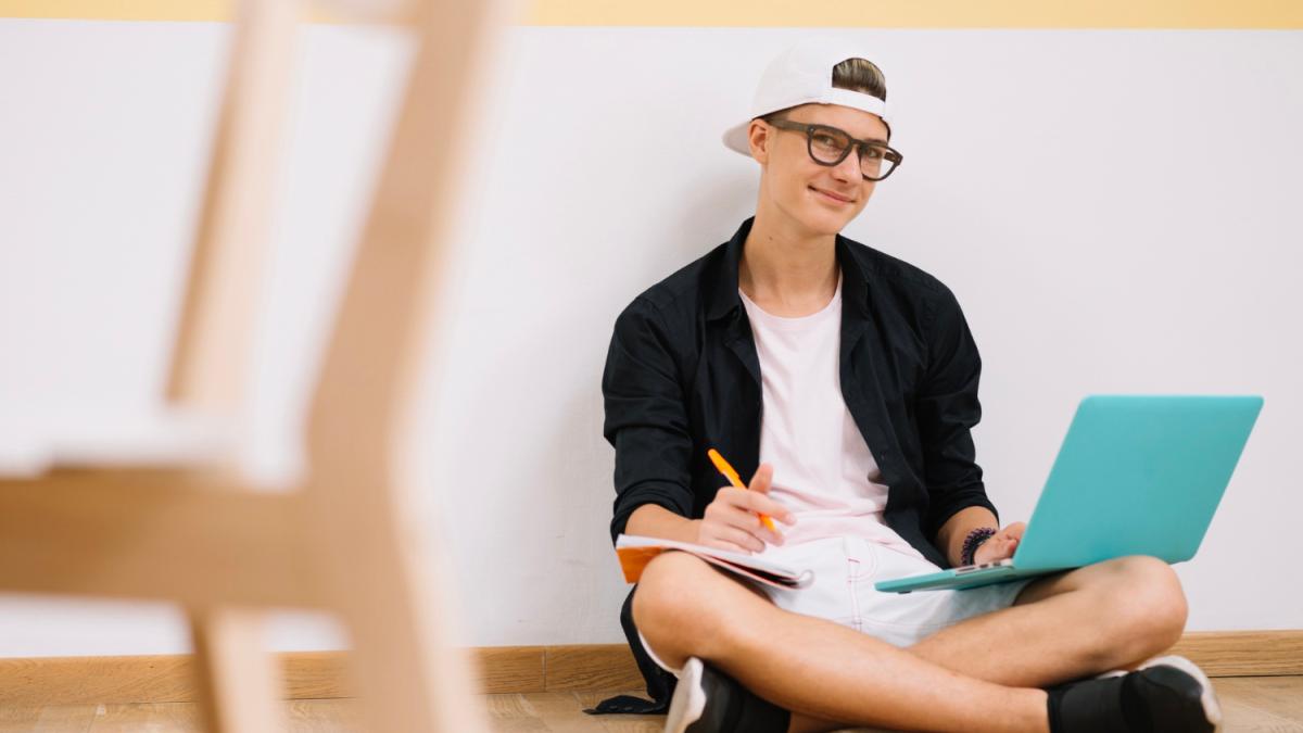 Подросток сидит у стены