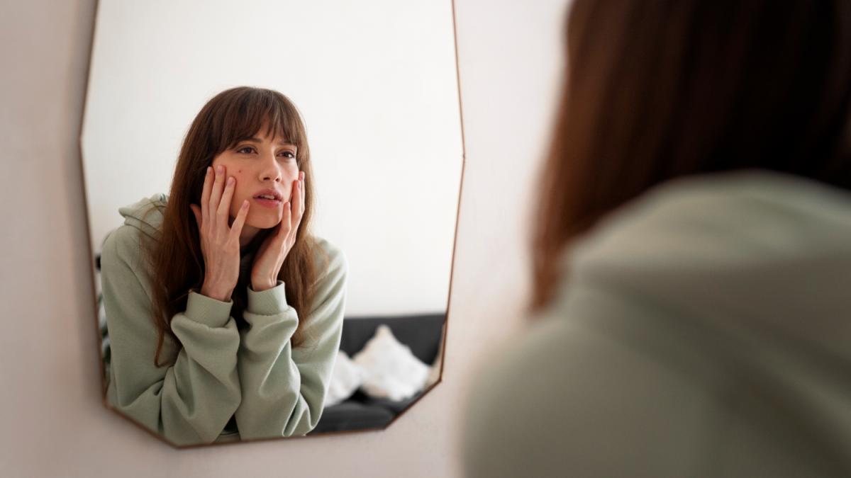 Девушка смотрит на себя