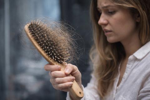 Лысеют не только мужчины: вот что на самом деле происходит с волосами после 45