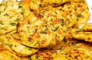 Панировка придаёт куриным звёздочкам золотистый цвет — специалисты по кулинарии