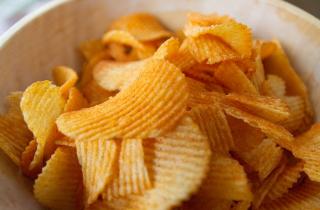 Горячее масло придаёт креветочным чипсам хрустящую текстуру — шеф-повара