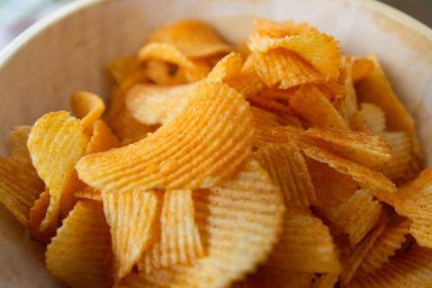 Горячее масло придаёт креветочным чипсам хрустящую текстуру — шеф-повара