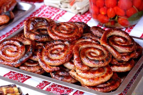 Мясо, ягоды, дым: домашняя колбаса северян покоряет с первого кусочка