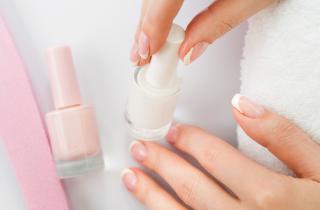 Гель-лак нарушает структуру ногтей и требует мягкого ухода