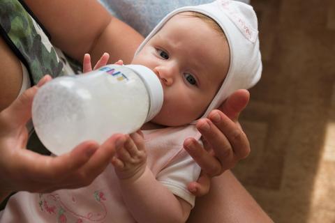 Не давайте это своему малышу: опасности в привычных продуктах для младенцев