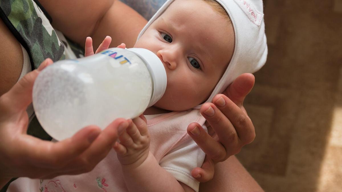 малыш с бутылочкой