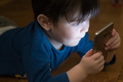 Коварный друг — смартфон: почему даже любящие родители теряют детей в сети