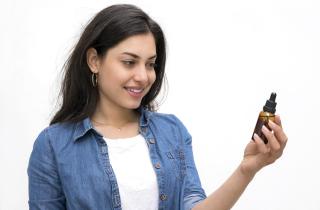 Смесь из двух масел укрощает ломкие волосы и возвращает блеск