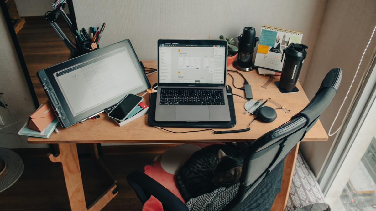 Работа за столом дома