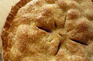 Пирог с творогом станет сытным угощением для праздничного стола — кондитеры