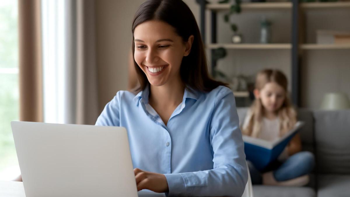 Мать работает из дома с ребенком