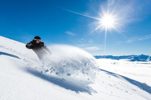 Зима, которая зовёт: где снег хрустит под лыжами, а воздух пахнет елью