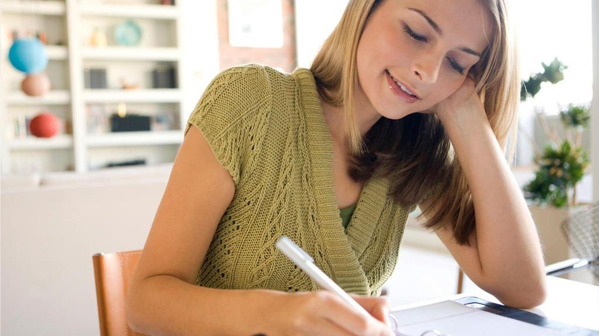 Девушка пишет