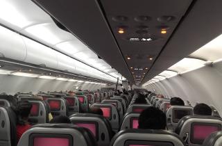 Спинка кресла в самолете повышает риск травм при ЧП — The Times of India