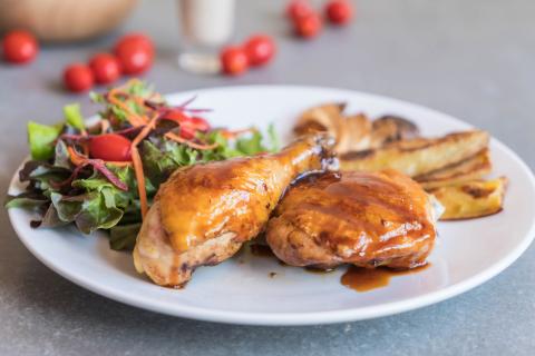 Медленное томление в жире делает утиные ножки мягкими — Едим Дома