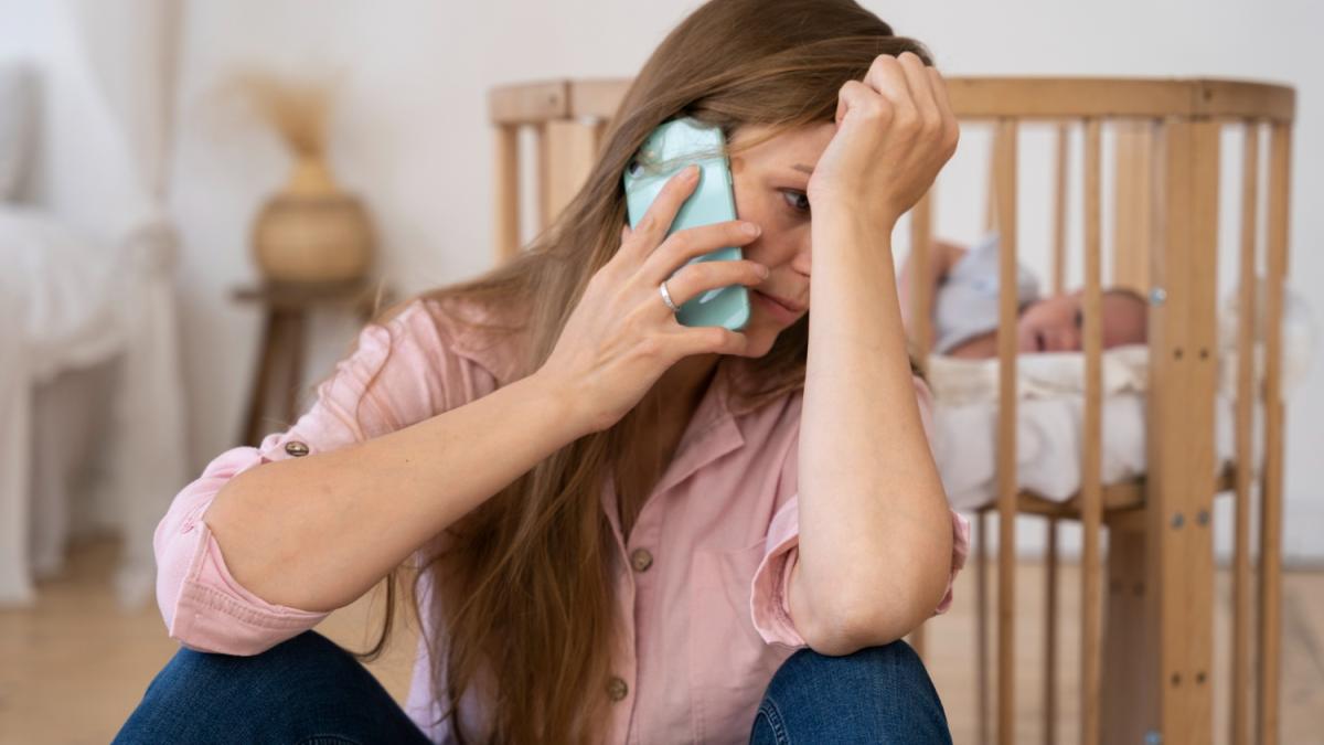 Женщина говорит по телефону