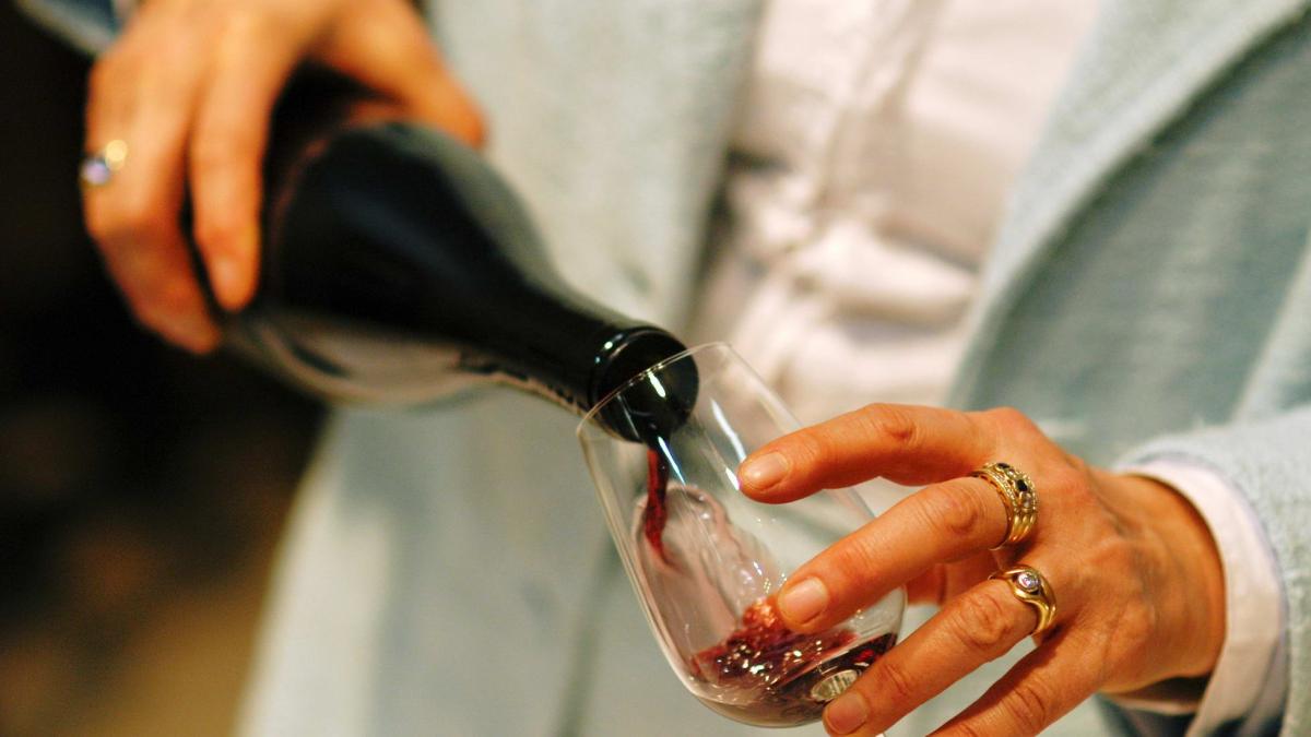 Вино наливается в бокал