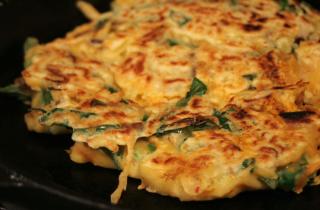 Яйцо и муку добавляют для связки овощной массы в оладьях — специалисты по кулинарии