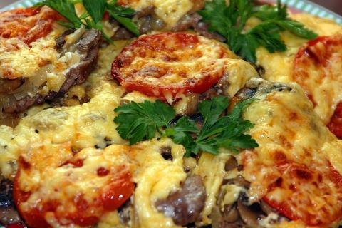 Томаты создали естественную подливку при тушении свинины — повара