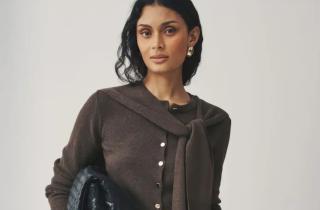 Новая модель свитера с пришитым шарфом обновляет женские гардеробы