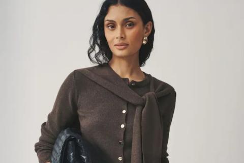 Новая модель свитера с пришитым шарфом обновляет женские гардеробы