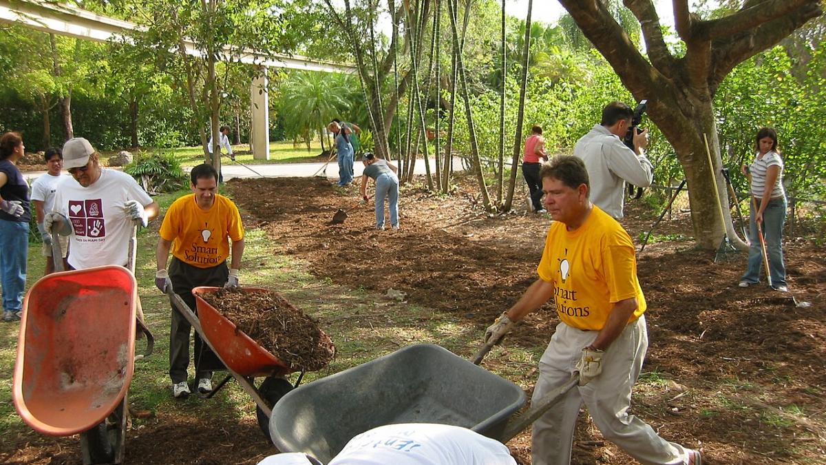 HandsOnMiamiVolunteersZooMiami