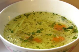 Куриный бульон варят на медленном огне — кулинары