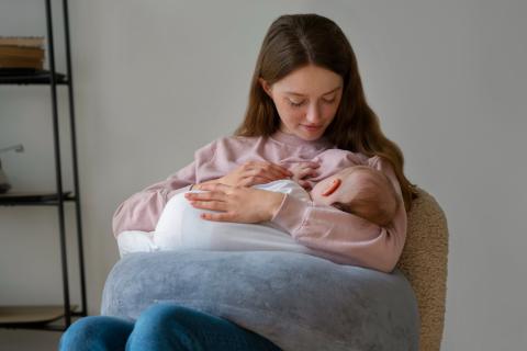 Ранний стресс уходит за 10 минут: одна должность в поликлинике помогает мамам без лекарств