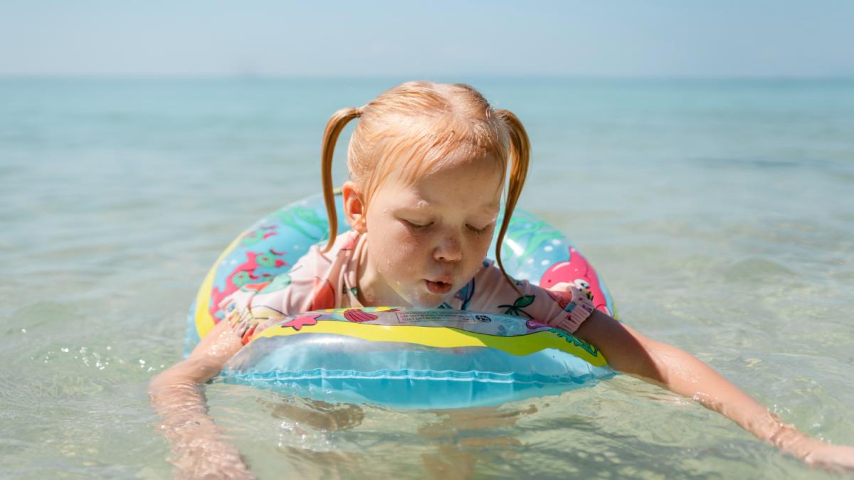 девочка на море