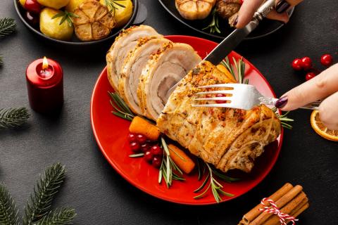 Клюква раскрывает куропатку: рулет с лесной начинкой удивит всех