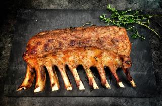 Длительное запекание сделало баранью ногу мягкой — кулинары