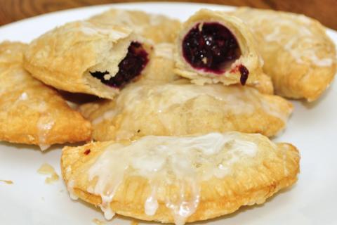 Тёплые пирожки с морошкой — как на Севере готовят лето в духовке