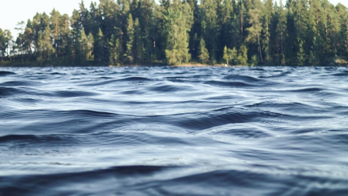 Неспокойная поверхность озера