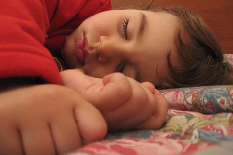 Специалисты по сну назвали переутомление детей причиной плача