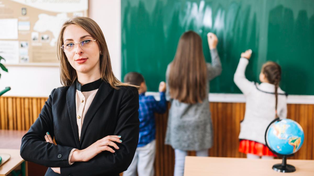 учитель в школе