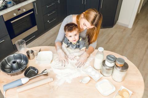 Кухня вместо гаджетов, ванная — научный полигон: как простые вещи развивают интеллект ребёнка