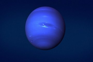 Астрономы обнаружили уникальный орбитальный резонанс спутников Нептуна