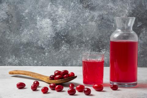 Настойка из жимолости заиграет новым вкусом — добавьте эту траву