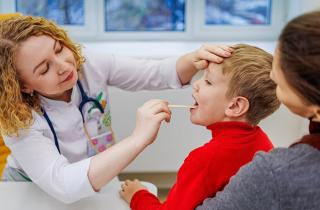 Педиатры сообщили, что спокойный врач снижает стресс у детей