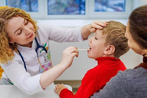 Педиатры сообщили, что спокойный врач снижает стресс у детей