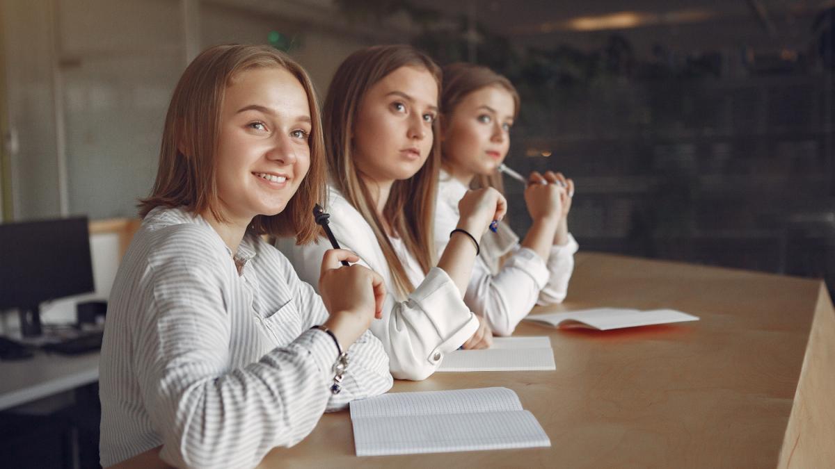девочки в школе