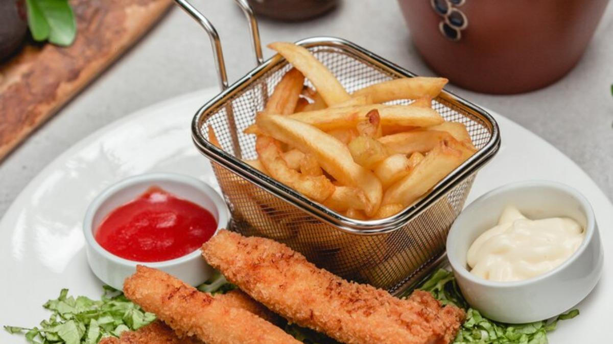 картофель фри и рыба в кляре
