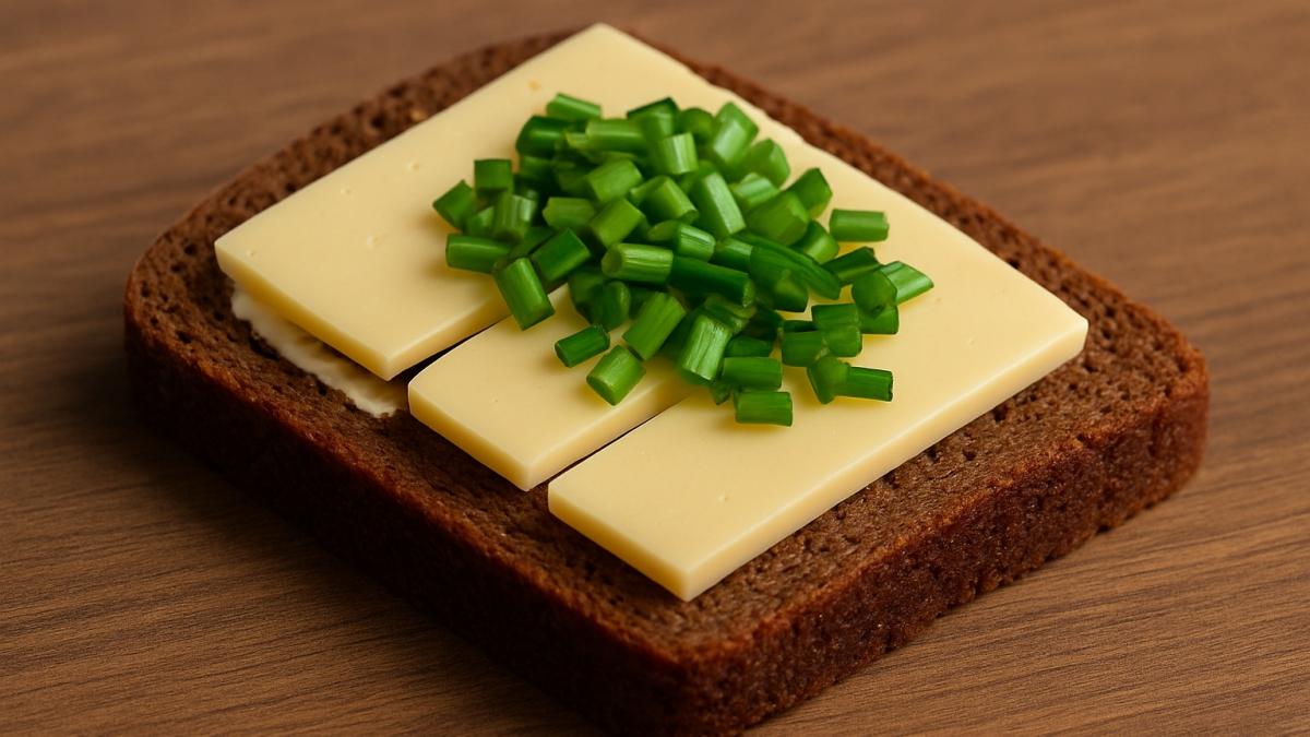 Бутерброд с ржаным хлебом, сыром и зелёным луком