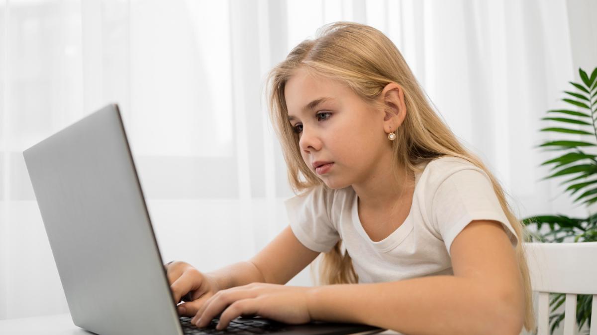 ребенок сидит за компьютером