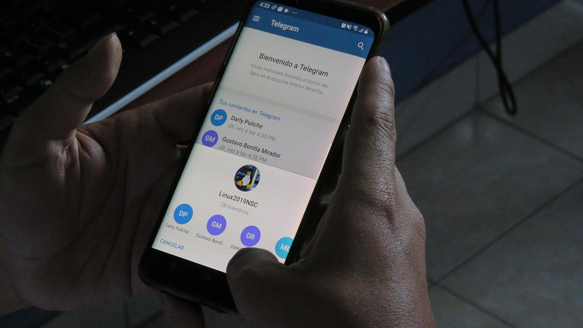 Человек, использующий Telegram Человек, использующий Telegram
