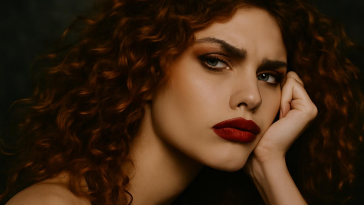 Девушка с макияжем и кудрявыми волосами