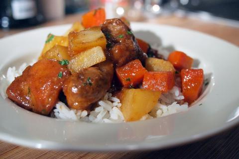 Рагу с олениной идеально подходит для праздничного стола — повара