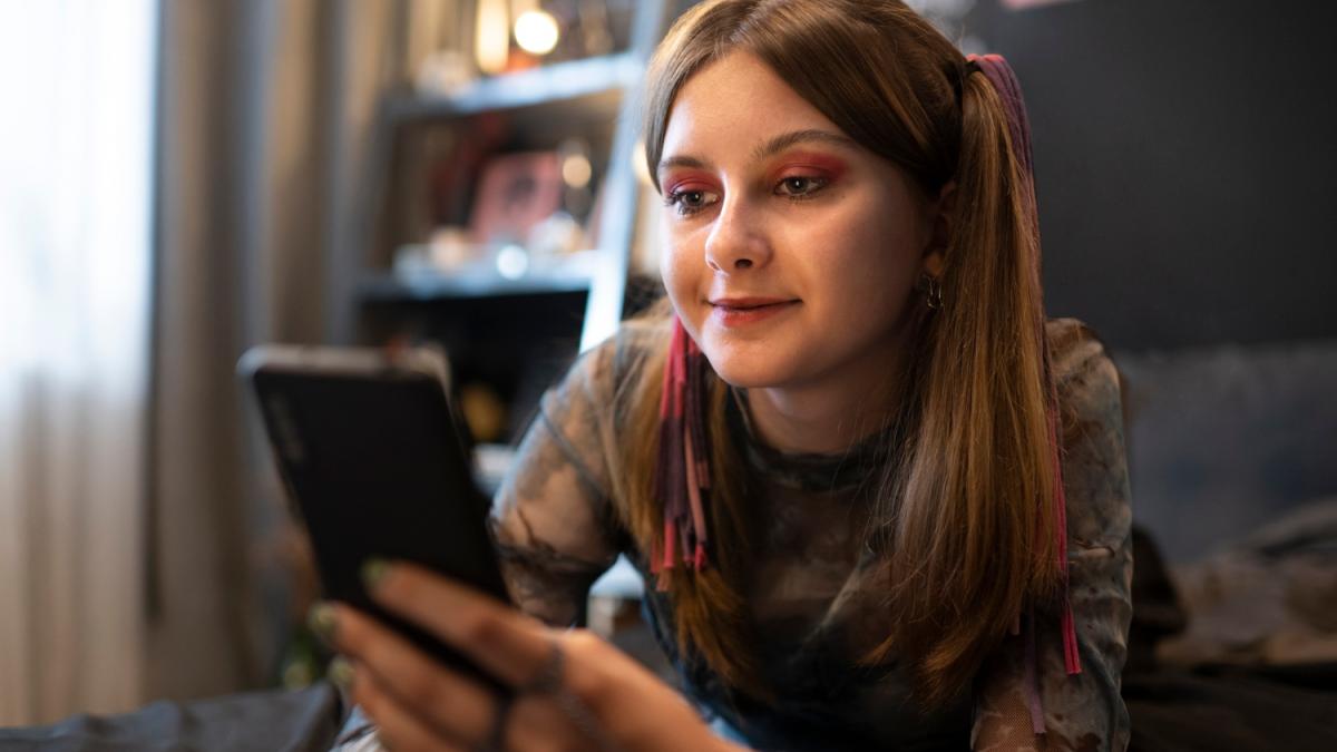 Девушка листает ленту Девушка листает ленту